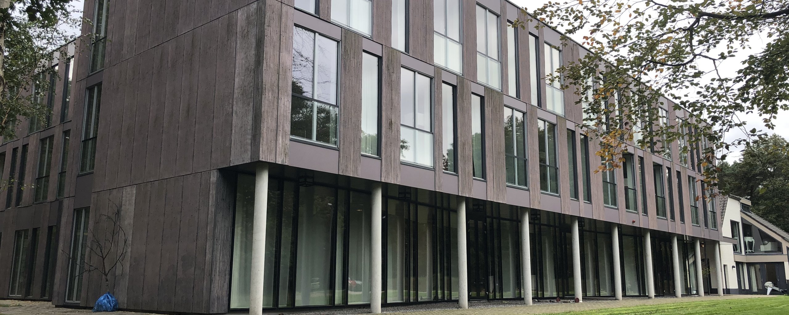 Het gebouw van de noodopvang aan de Oerlesedijk in Oirschot