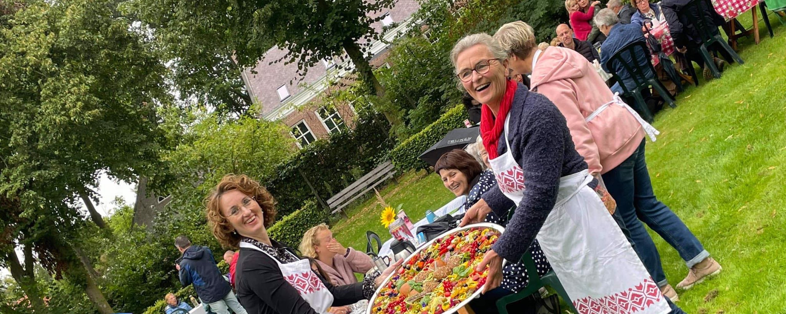 Burgemeester Judith Keijzers-Verschelling helpt mee tijdens Ontmoet Oirschot