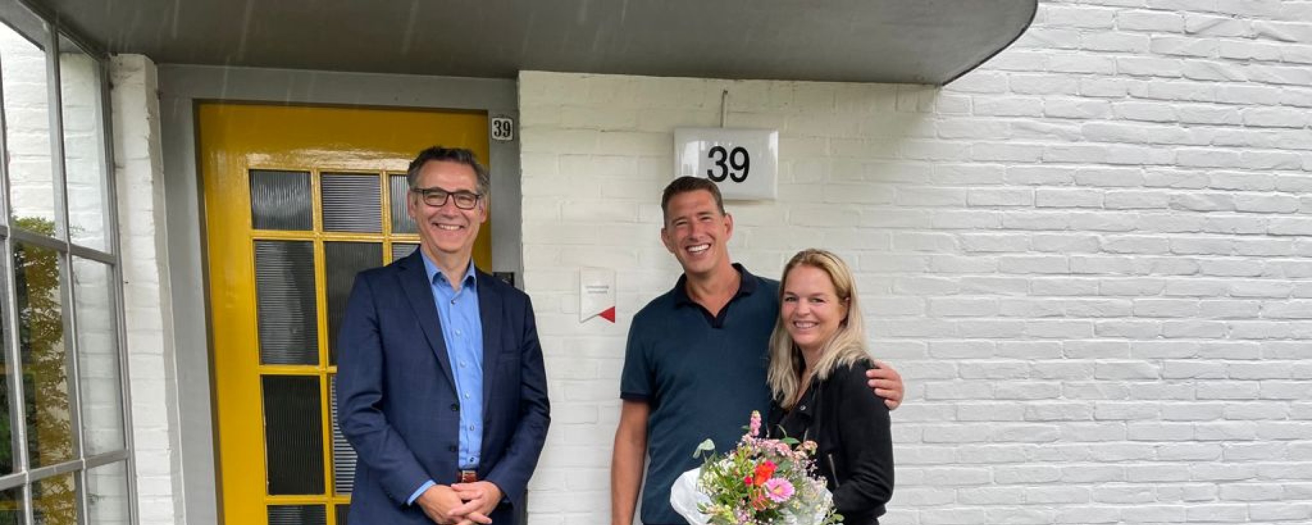 Wethouder Piet Machielsen onthult het monumentenschildje aan de Bestseweg 39 in Oirschot