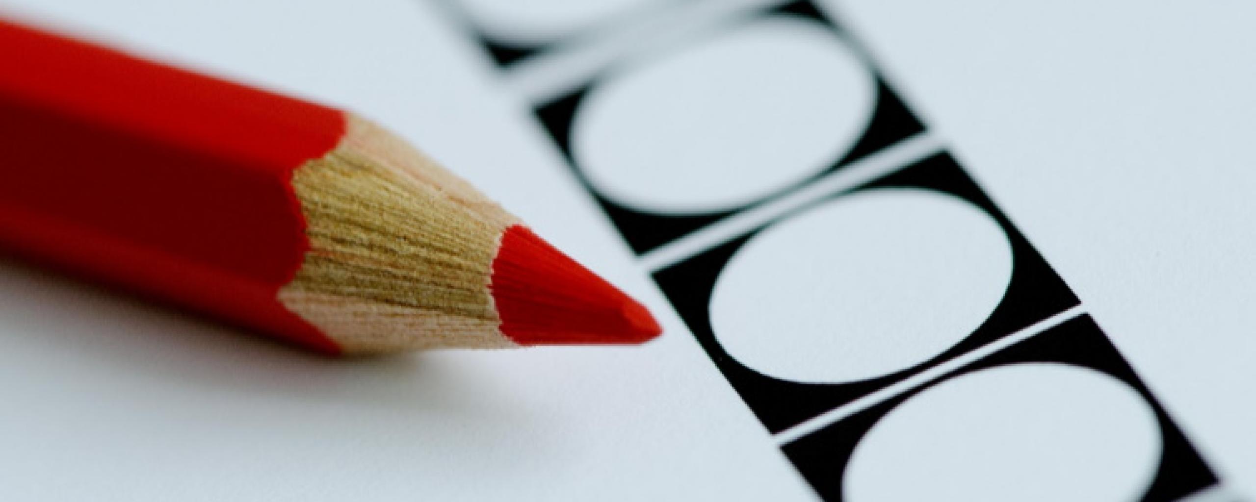 afbeelding stembiljet en rood potlood