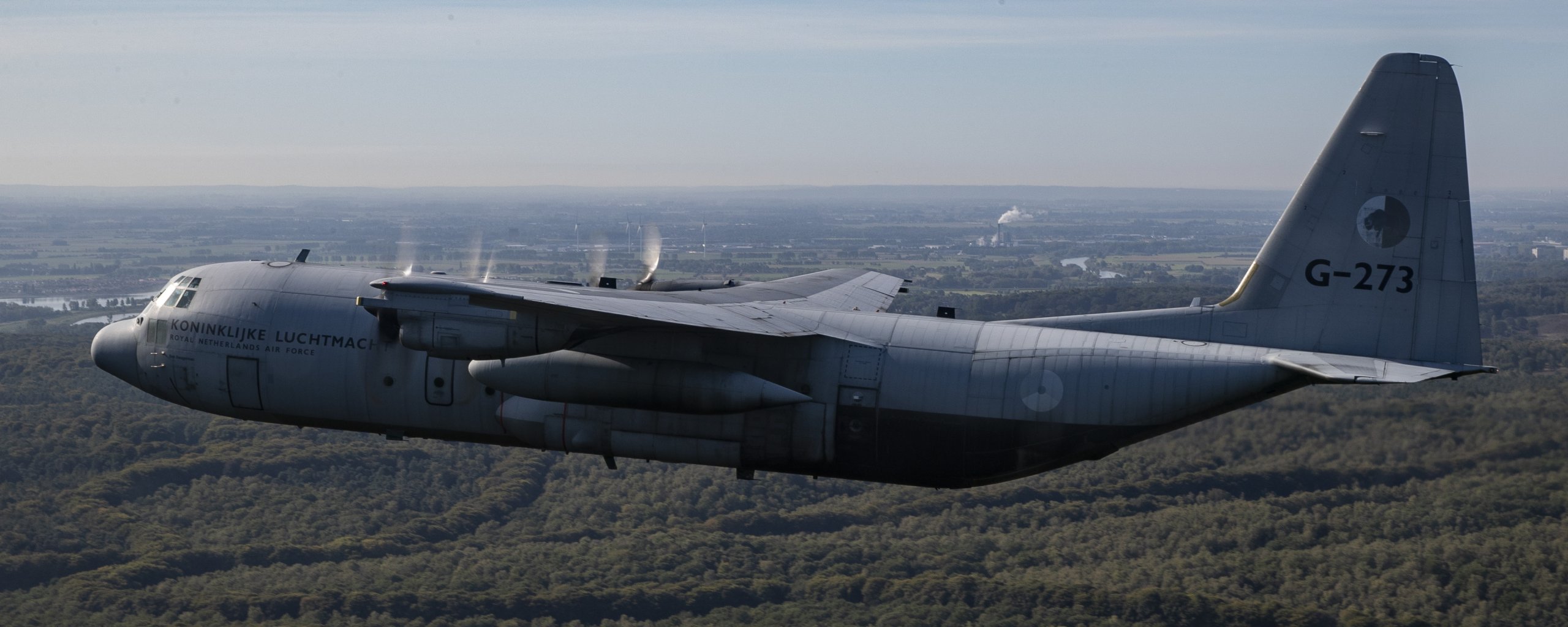 Een C 130 Hercules transportvliegtuig vliegt in de lucht