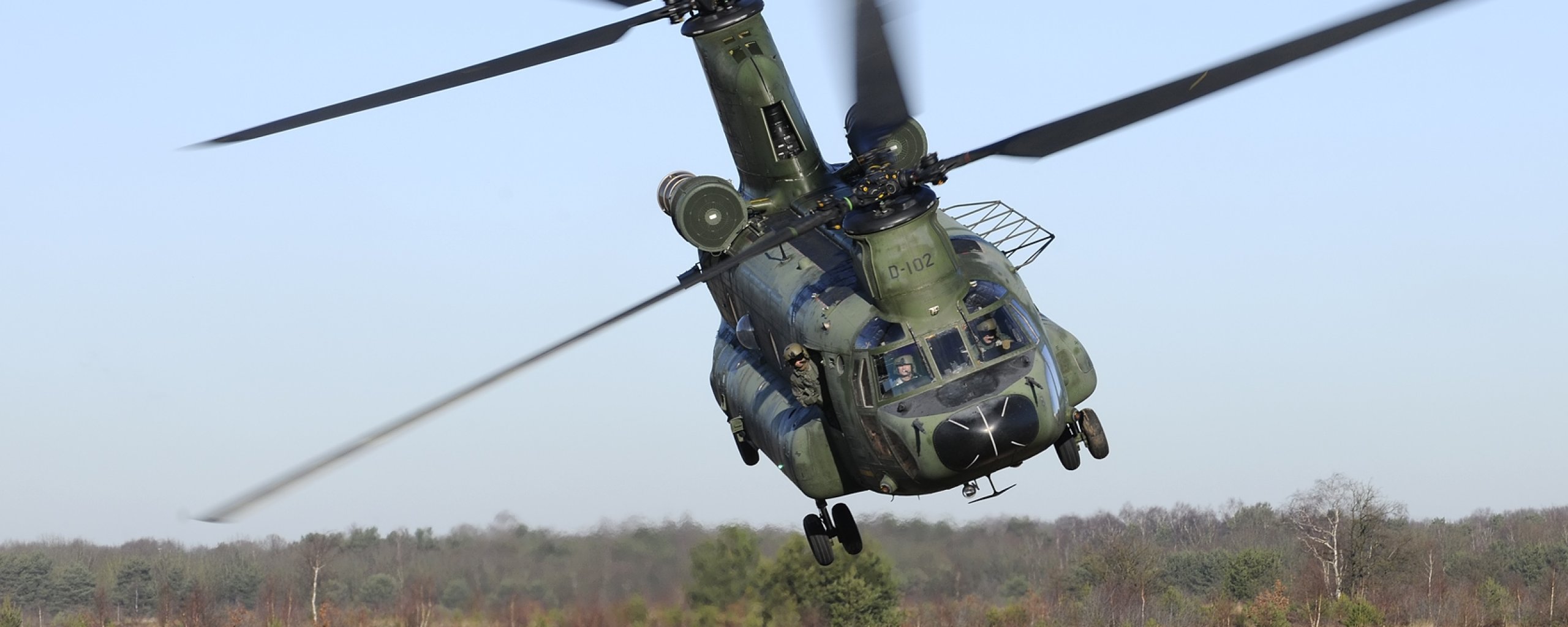 Chinook Helikopter vliegt laag over de grond 2021