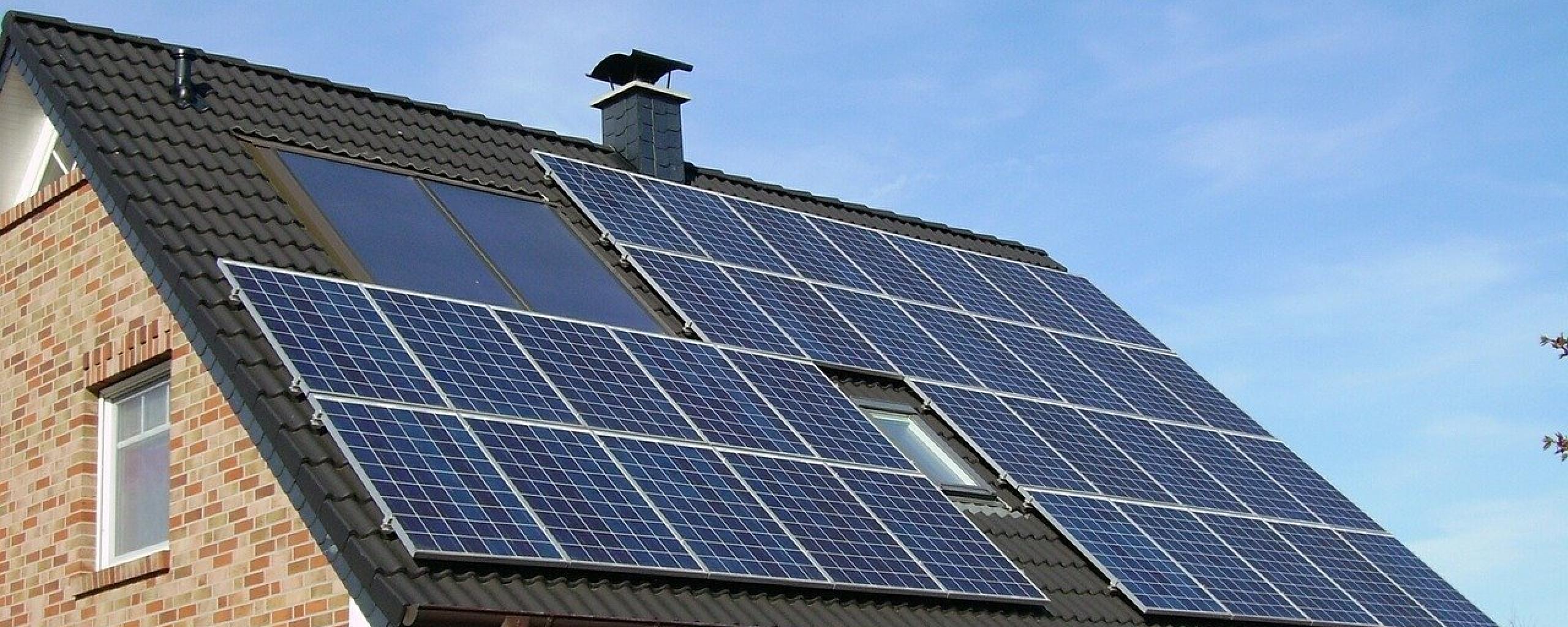 een duurzame woning met veel zonnecellen op het dak geplaatst