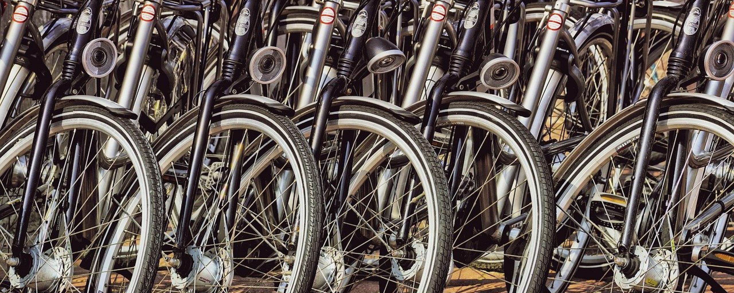 Fiets veilig langs elkaar in een fietsenstalling
