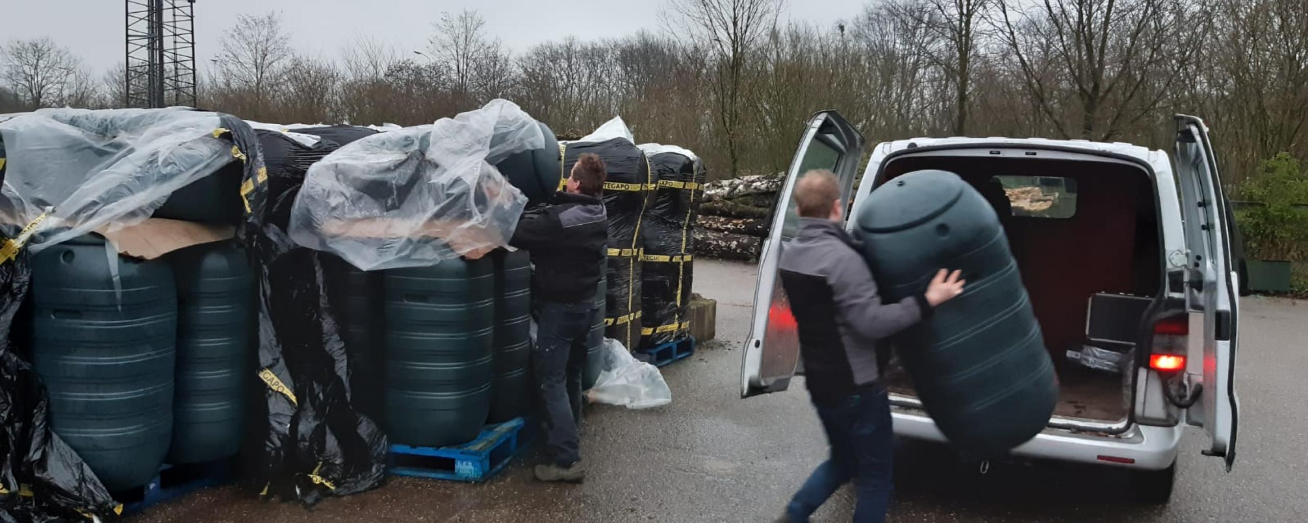 Regentonnen worden uitgedeeld