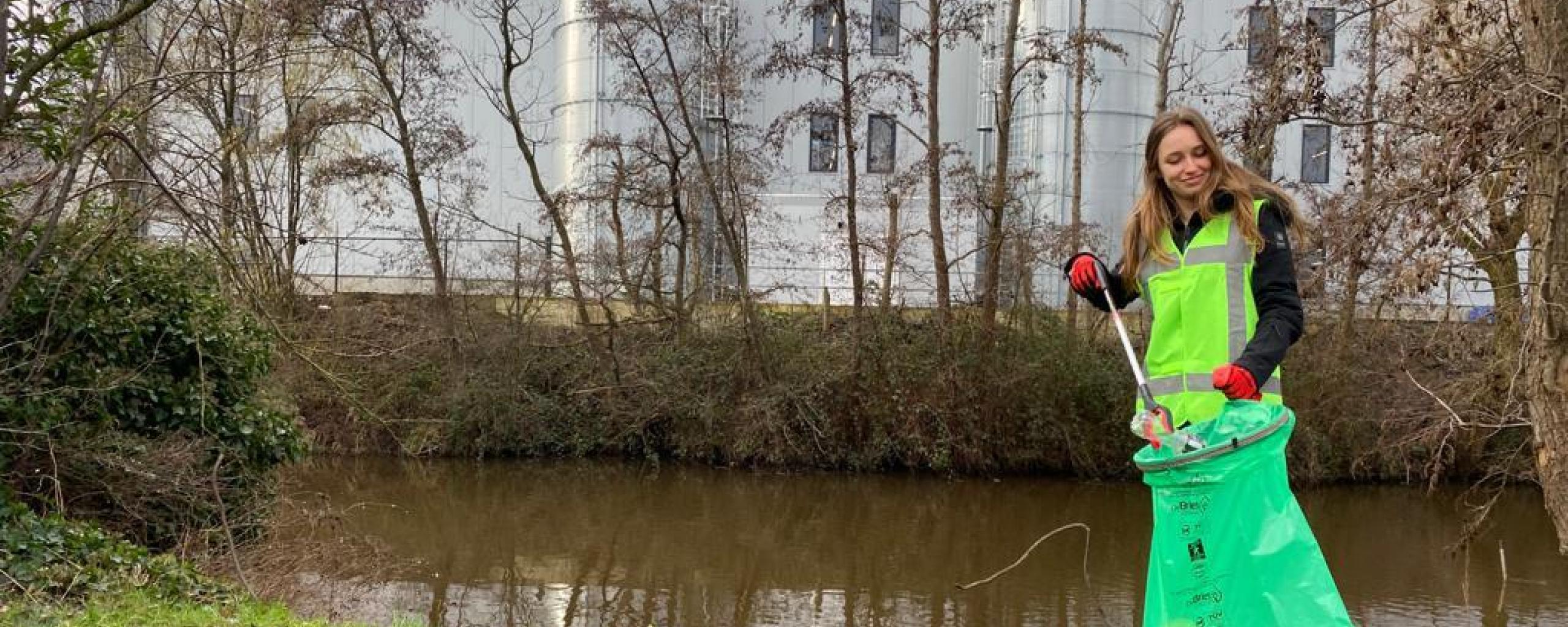 Een vrouw is aan het opruimen tijdens de Landelijke Opschoondag 2021