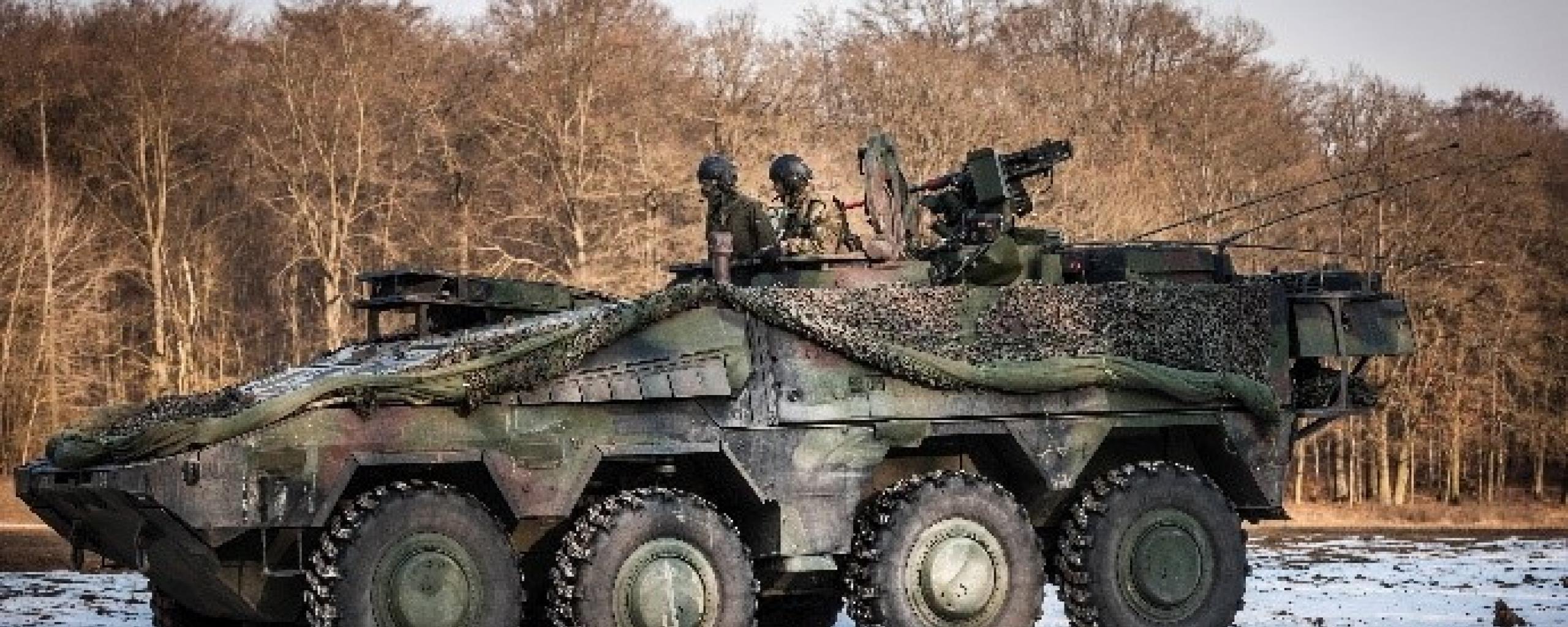 Militaire Oefeninging: Een tank rijd op de Oirschotse Heide