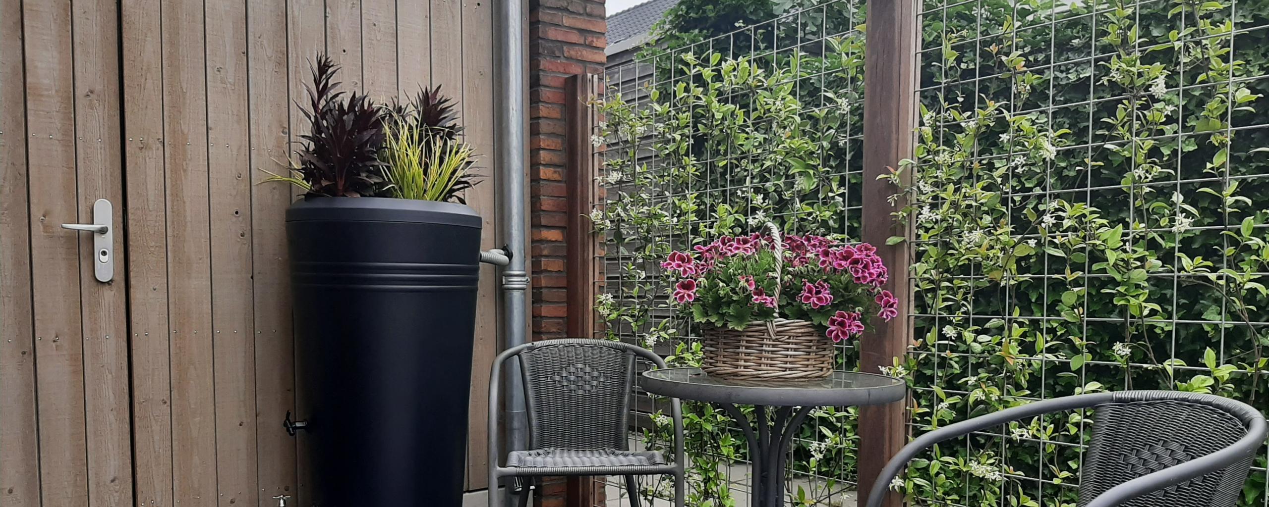 Regenton functioneel in gebruik als plantenbak