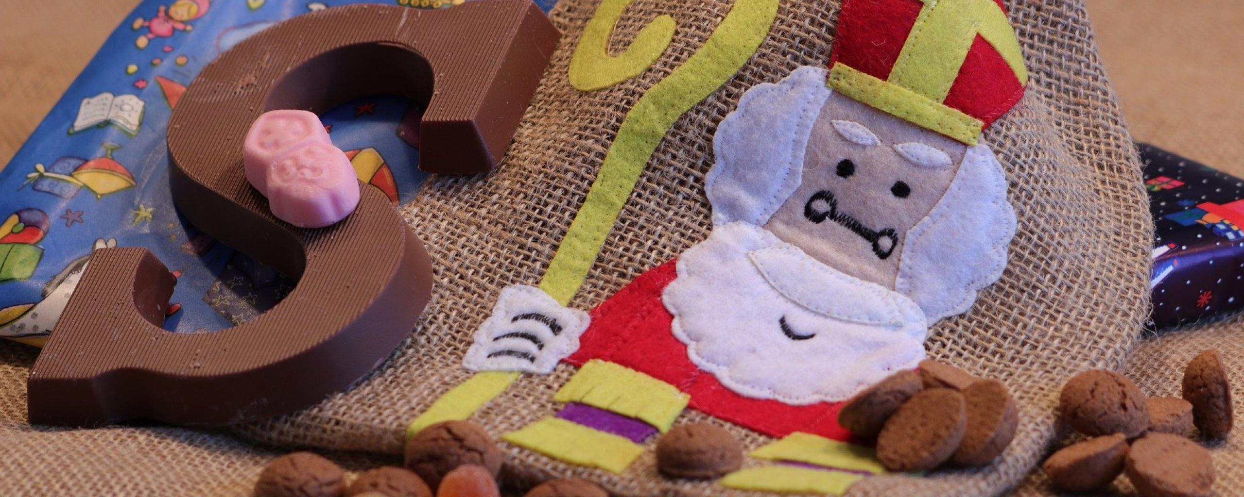 Sinterklaas met chocolade letter en pepernoten