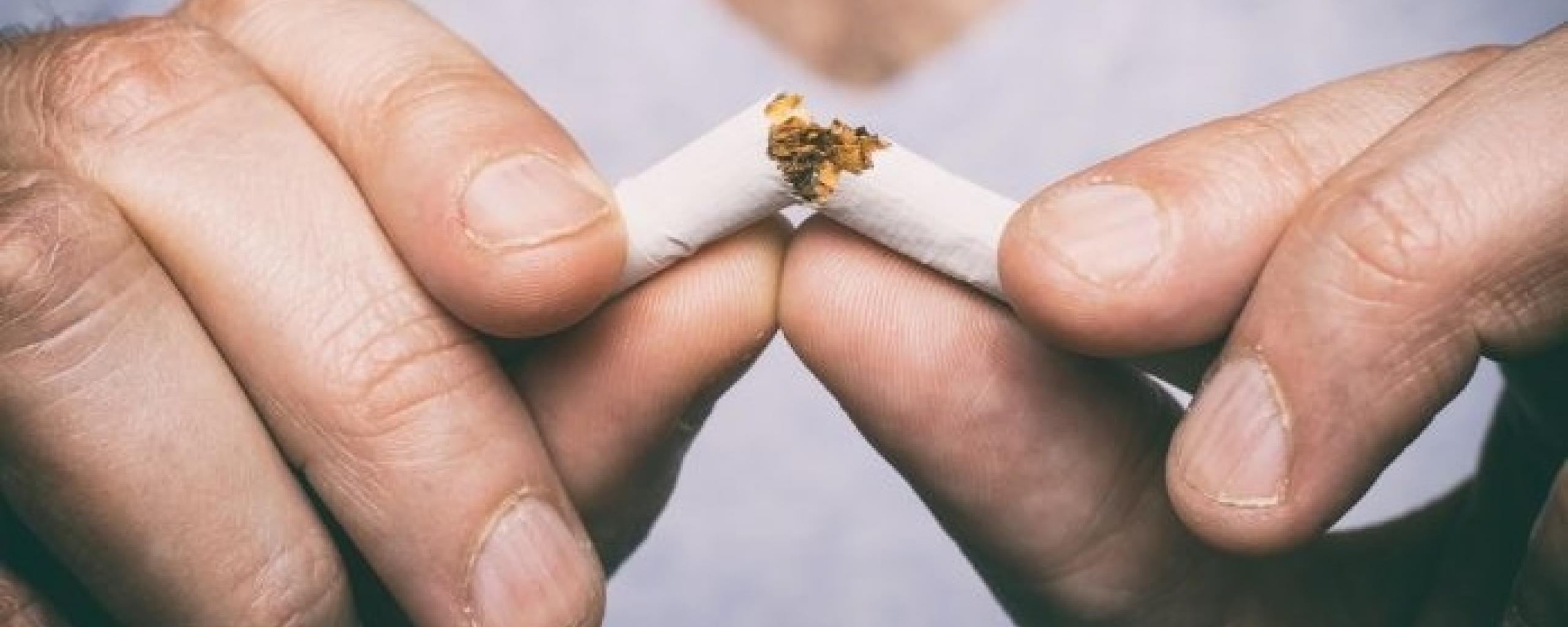 Een sigaret word doormidden gebroken