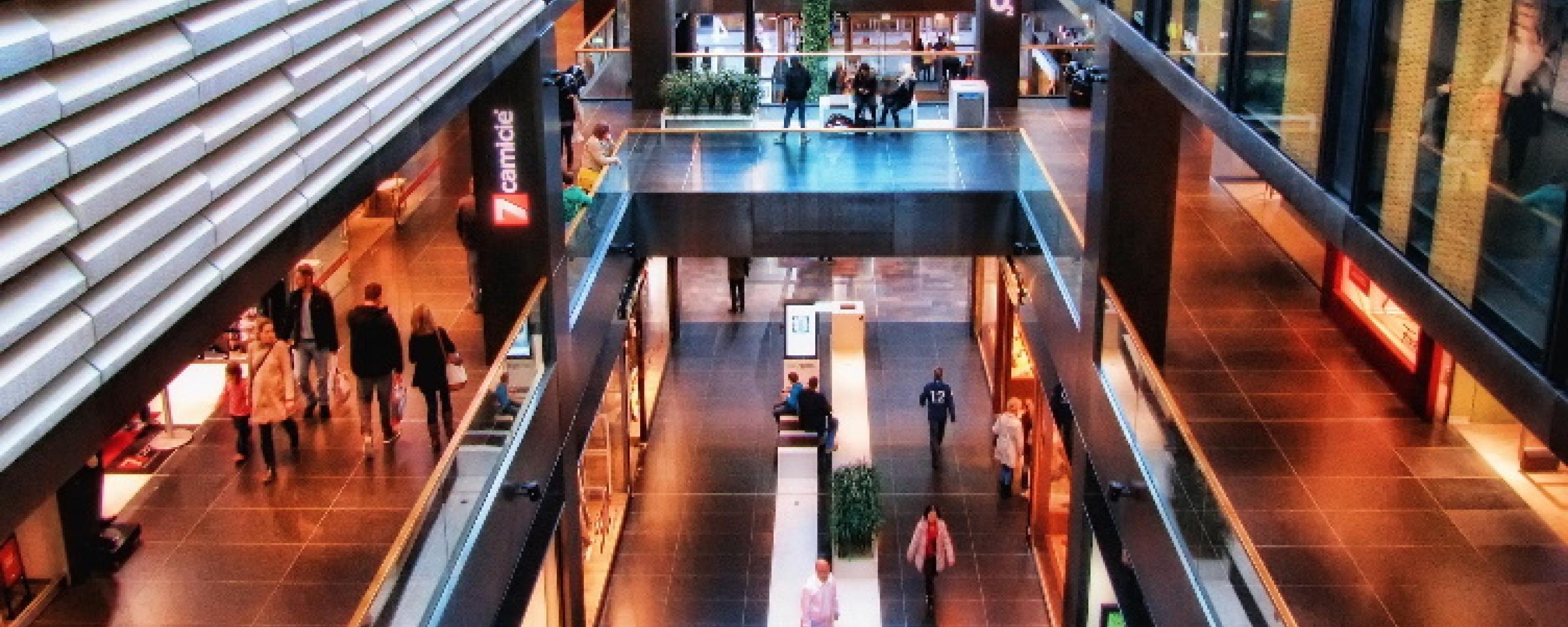 Winkelen in een winkelcentrum