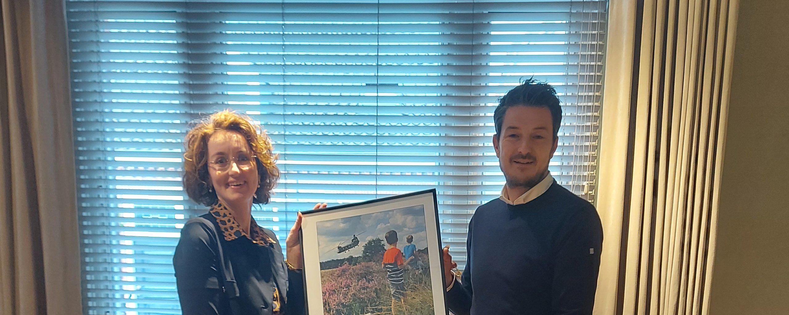 De burgemeester overhandigde een afdruk met zijn foto en die van de cover van de officiële gemeentegids 2021-2022.